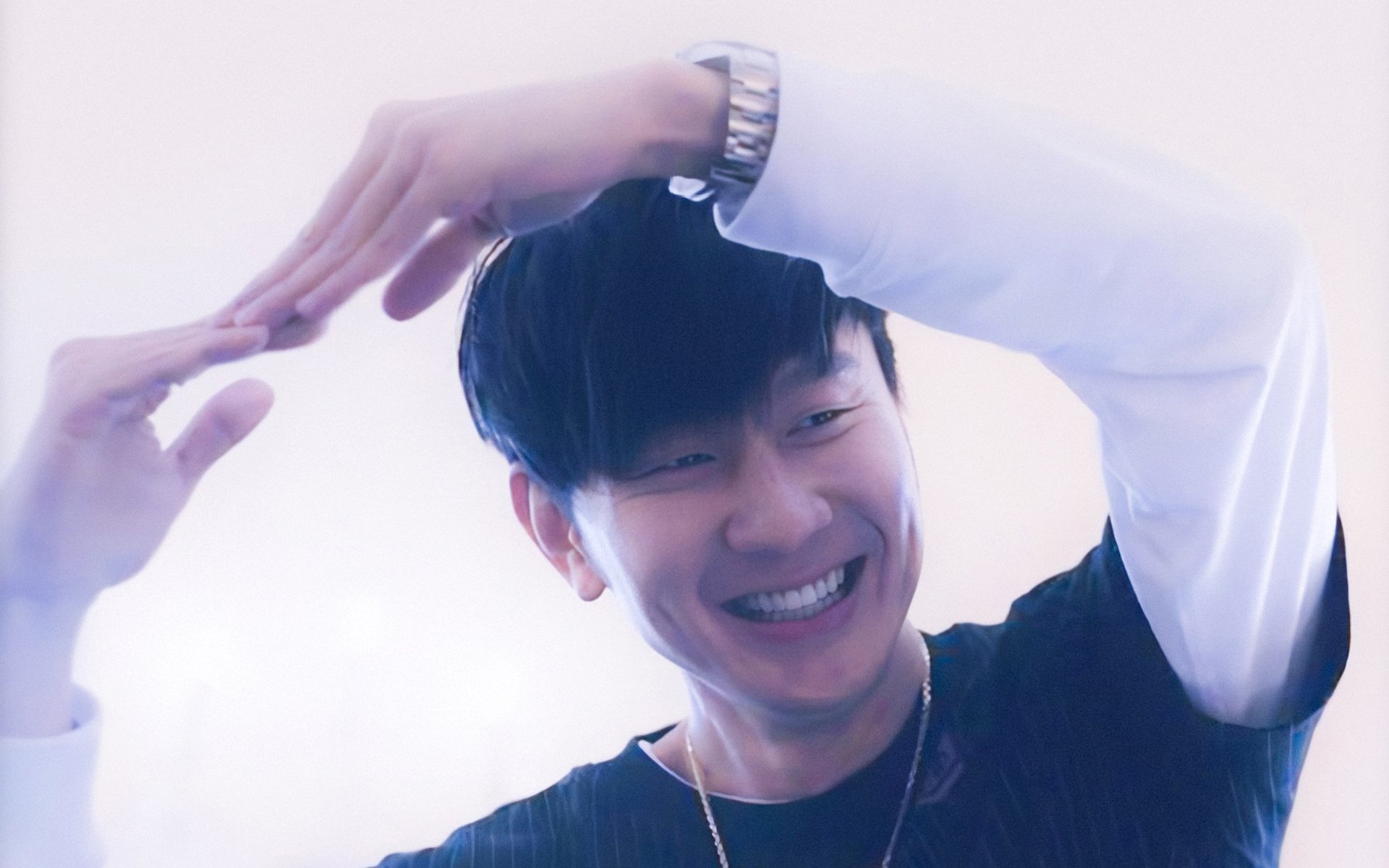 训练中强度不断升级球员表现积极展现职业精神与自律态度,职业球员的训练