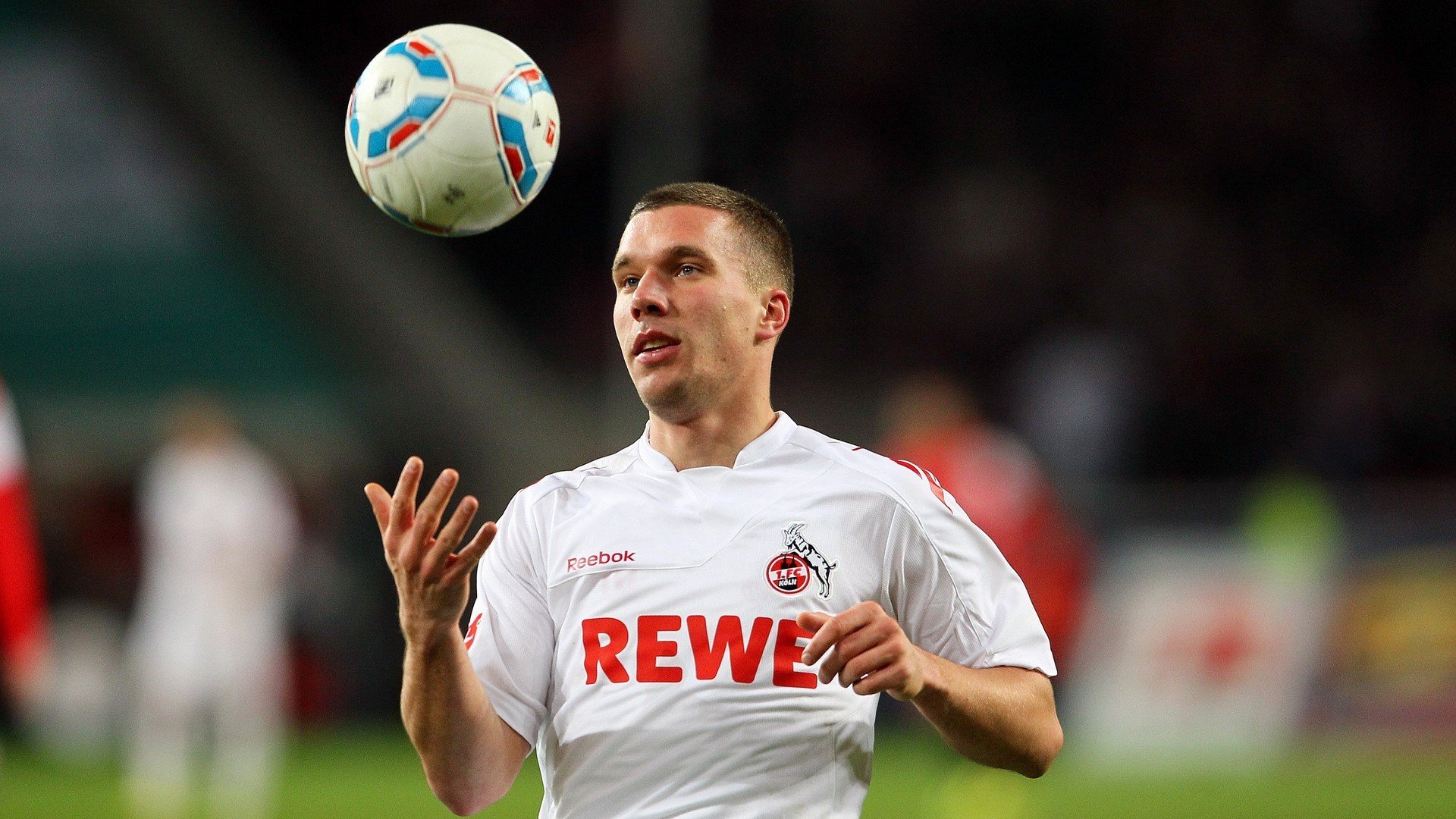 “球场内外：运动员的多彩生活展开”，运动员在球场训练形容词