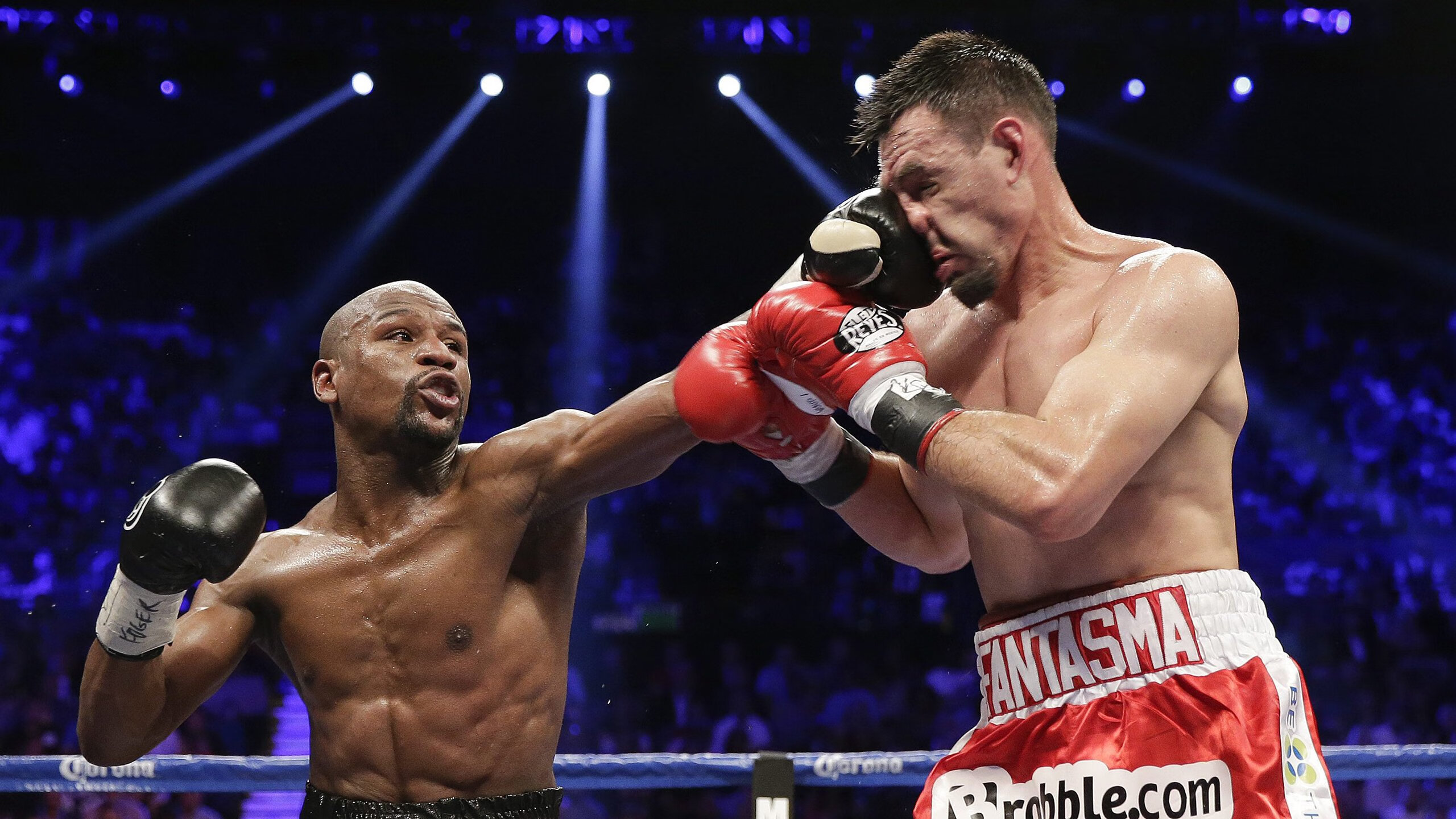 德甲激烈拼杀，比分2-1，关键扑救挽救败局，传球成功率90%，控球率64%